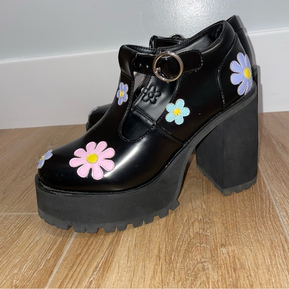 DELIA*S FLOWER POWER PLATFORM MARY JANES - Picture 11 of 16